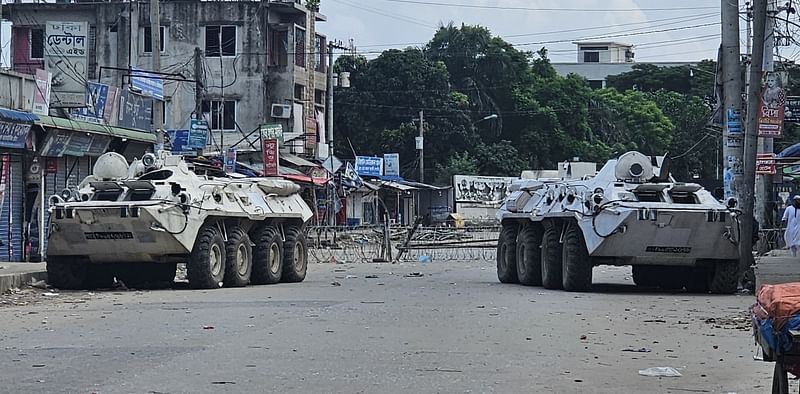 গাজীপুরের কাশিমপুর কারাগার এলাকায় সাজোয়া যান নিয়ে দায়িত্ব পালন করছেন সেনাবাহিনী সদস্যরা। আজ শুক্রবার সকালে